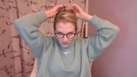 holly_bourbon online show from 10/31/25, 11:50