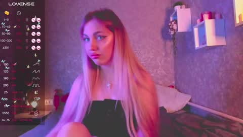 Snapshot of holly_molly8 chatting on 01/12/25, 03:46 holly_molly8 online show from 01/12/25, 03:46