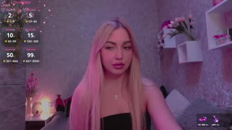 Snapshot of holly_molly8 chatting on 09/17/25, 07:15 holly_molly8 online show from 09/17/25, 07:15