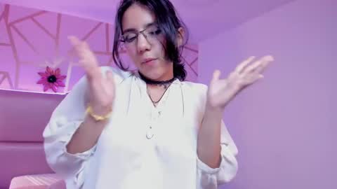 hollypeach_ online show from 11/14/25, 09:30