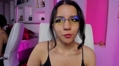 hollypeach_ online show from 04/12/26, 05:51