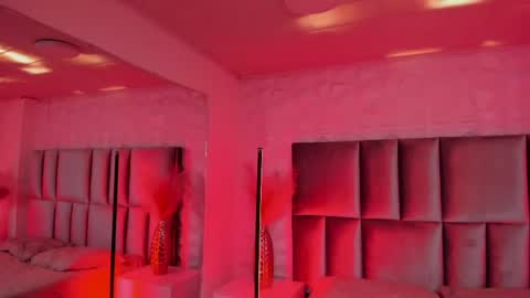 hollypeach_ online show from 04/24/26, 08:00