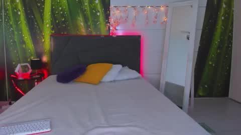 HollyTaillor online show from 10/17/25, 12:08