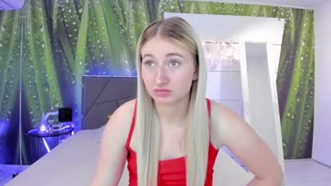 Snapshot of hollytaillor chatting on 07/19/26, 05:33 HollyTaillor online show from 07/19/26, 05:33