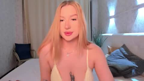 Snapshot of hollyylee chatting on 02/14/26, 01:02 Emma online show from 02/14/26, 01:02