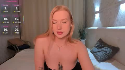 Snapshot of hollyylee chatting on 02/24/26, 01:03 Emma online show from 02/24/26, 01:03