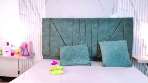 Ariana Mora online show from 04/23/26, 11:42