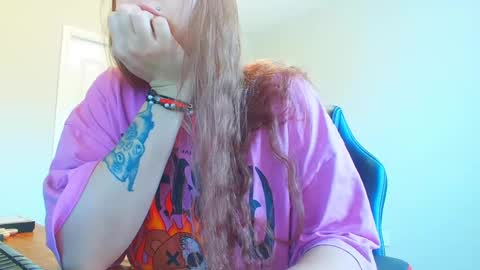 Snapshot of holyweed420 chatting on 12/11/24, 04:31 Viktoria online show from 12/11/24, 04:31