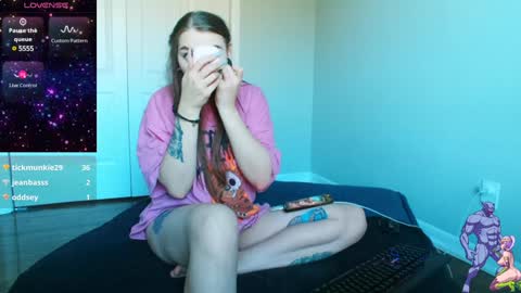 Snapshot of holyweed420 chatting on 01/17/25, 10:12 Viktoria online show from 01/17/25, 10:12