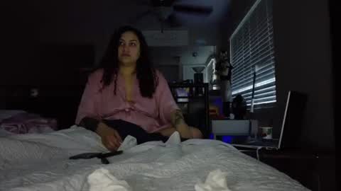 Snapshot of honeeyyy_pot chatting on 10/11/25, 01:09 Honey online show from 10/11/25, 01:09