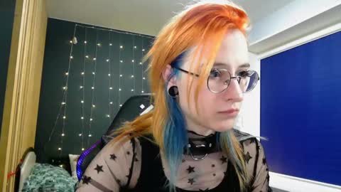 Snapshot of honelin chatting on 12/26/24, 02:37 Honelints boyblonde hair AsterMIntfemboybrown hair online show from 12/26/24, 02:37