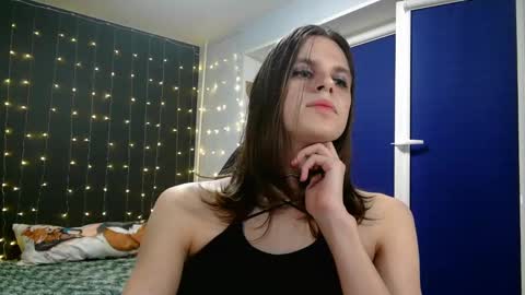 Snapshot of honelin chatting on 01/09/25, 12:14 Honelints boyblonde hair AsterMIntfemboybrown hair online show from 01/09/25, 12:14