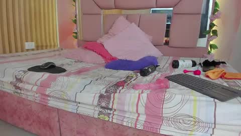 honey__kitty_ online show from 04/23/26, 12:29