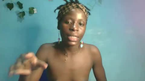 Snapshot of honey_bug2 chatting on 04/17/26, 10:24 Queen online show from 04/17/26, 10:24