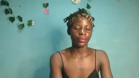 Snapshot of honey_bug2 chatting on 04/18/26, 08:20 Queen online show from 04/18/26, 08:20