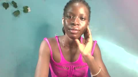 Snapshot of honey_bug2 chatting on 05/07/26, 07:14 Queen online show from 05/07/26, 07:14