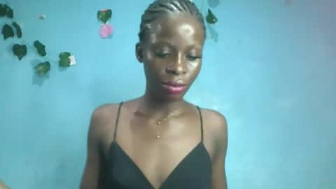 Snapshot of honey_bug2 chatting on 05/24/26, 05:56 Queen online show from 05/24/26, 05:56