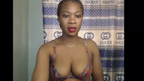 Snapshot of honey_dollxx chatting on 10/10/25, 09:08 Flora online show from 10/10/25, 09:08