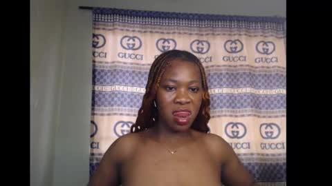 Snapshot of honey_dollxx chatting on 10/13/25, 09:20 Flora online show from 10/13/25, 09:20
