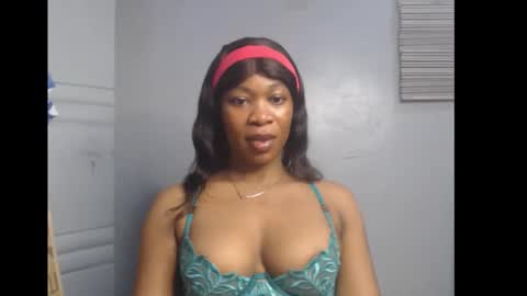 Snapshot of honey_dollxx chatting on 01/10/26, 09:00 Flora online show from 01/10/26, 09:00