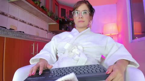 Snapshot of honey_fox01 chatting on 01/09/25, 07:21 HONEY online show from 01/09/25, 07:21