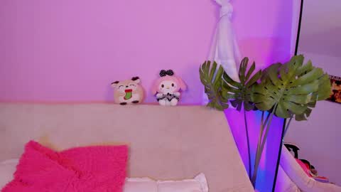 Snapshot of honey_m0on chatting on 04/17/26, 06:44 Milenka online show from 04/17/26, 06:44