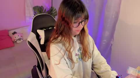 Snapshot of honey_m0on chatting on 04/28/26, 06:57 Milenka online show from 04/28/26, 06:57