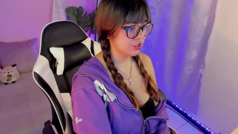 Snapshot of honey_m0on chatting on 05/07/26, 07:08 Milenka online show from 05/07/26, 07:08
