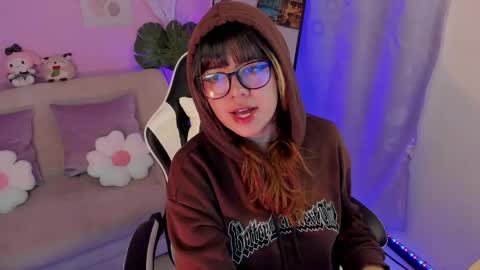 Snapshot of honey_m0on chatting on 05/14/26, 06:47 Milenka online show from 05/14/26, 06:47