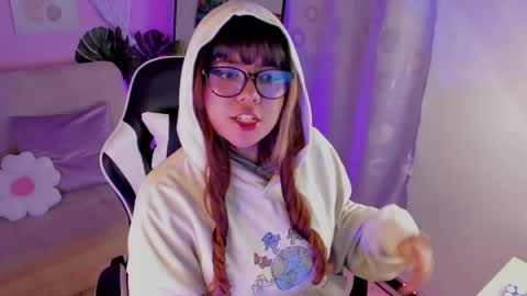 Snapshot of honey_m0on chatting on 05/21/26, 06:48 Milenka online show from 05/21/26, 06:48