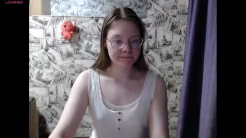 Snapshot of honey_mood chatting on 12/19/24, 02:57 Lina online show from 12/19/24, 02:57