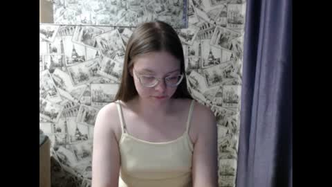 Snapshot of honey_mood chatting on 03/04/25, 02:42 Lina online show from 03/04/25, 02:42