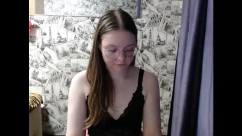 Snapshot of honey_mood chatting on 09/10/25, 02:28 Lina online show from 09/10/25, 02:28