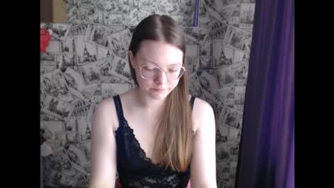 Snapshot of honey_mood chatting on 09/15/25, 09:31 Lina online show from 09/15/25, 09:31