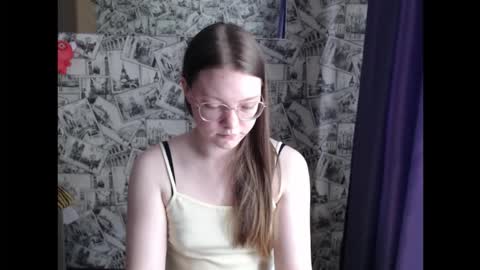 Snapshot of honey_mood chatting on 09/17/25, 09:00 Lina online show from 09/17/25, 09:00