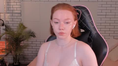 Snapshot of honeyautumn chatting on 12/15/24, 11:53 honeyautumn online show from 12/15/24, 11:53