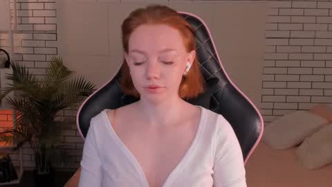 Snapshot of honeyautumn chatting on 12/17/24, 10:43 honeyautumn online show from 12/17/24, 10:43