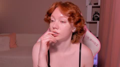 Snapshot of honeyautumn chatting on 01/05/25, 12:20 honeyautumn online show from 01/05/25, 12:20