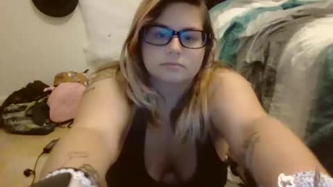 Snapshot of honeybear19 chatting on 10/22/25, 01:50 HoneyBear online show from 10/22/25, 01:50