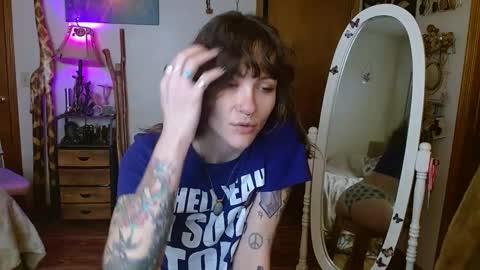 Snapshot of honeybeexo333 chatting on 02/03/25, 07:21 Honey Bee online show from 02/03/25, 07:21