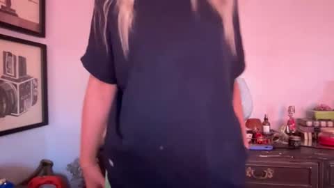 Snapshot of honeybun_z chatting on 11/16/25, 04:56 honeybun_z online show from 11/16/25, 04:56