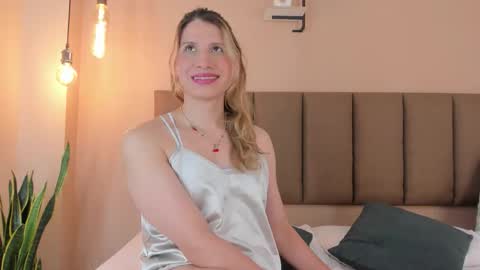 Snapshot of honeygray02 chatting on 10/15/25, 12:27 honeygray02 online show from 10/15/25, 12:27