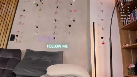 Snapshot of honeyhot69__ chatting on 02/15/25, 11:28 Sofia independent model online show from 02/15/25, 11:28