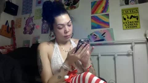 Snapshot of honeyruby chatting on 12/23/25, 05:16 Ruby Sparks online show from 12/23/25, 05:16