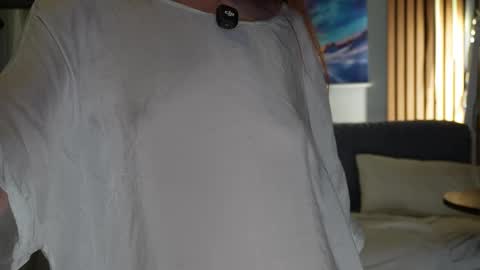 Snapshot of honeyumtoast chatting on 10/10/25, 03:16 Noelle online show from 10/10/25, 03:16
