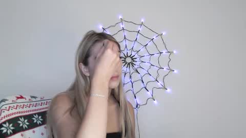 honeyveil online show from 10/28/25, 12:30