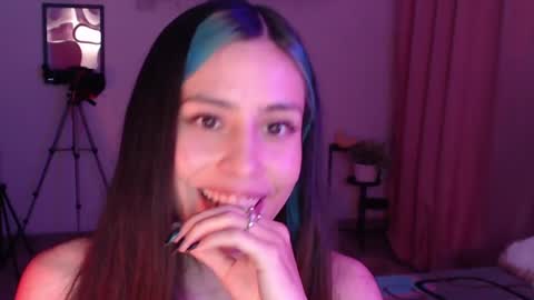 Snapshot of honeyypeaach chatting on 02/20/25, 12:41    online show from 02/20/25, 12:41