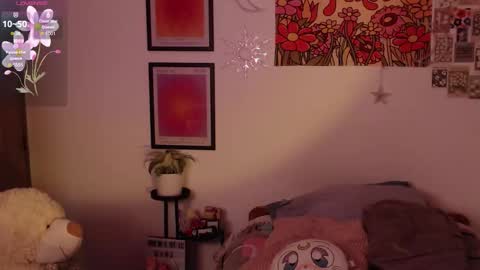 Snapshot of honeyypeaach chatting on 09/24/25, 10:35    online show from 09/24/25, 10:35