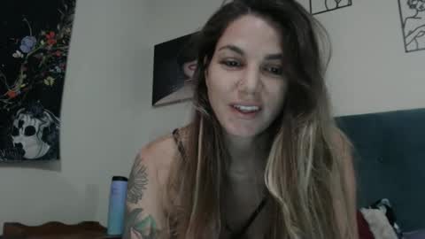 Snapshot of hoodhippy chatting on 10/26/25, 05:02 HoodHippy online show from 10/26/25, 05:02