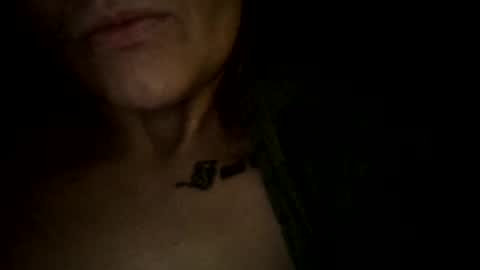 Snapshot of horneymomnextdoor chatting on 10/17/25, 03:42 horneymomnextdoor online show from 10/17/25, 03:42